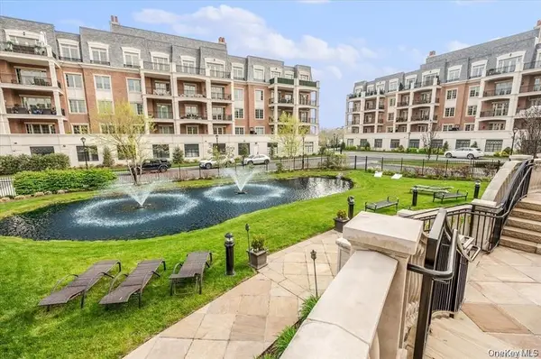 6000 Royal Court #6202, North Hills, NY 11040