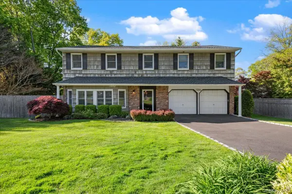 19 Fox Lane, Dix Hills, NY 11746