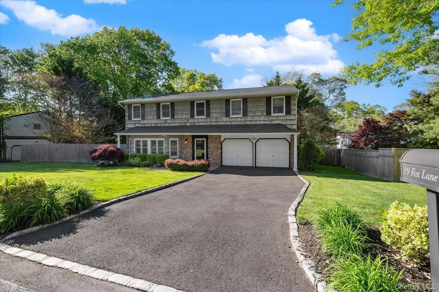 19 Fox Lane, Dix Hills, NY 11746 - #2