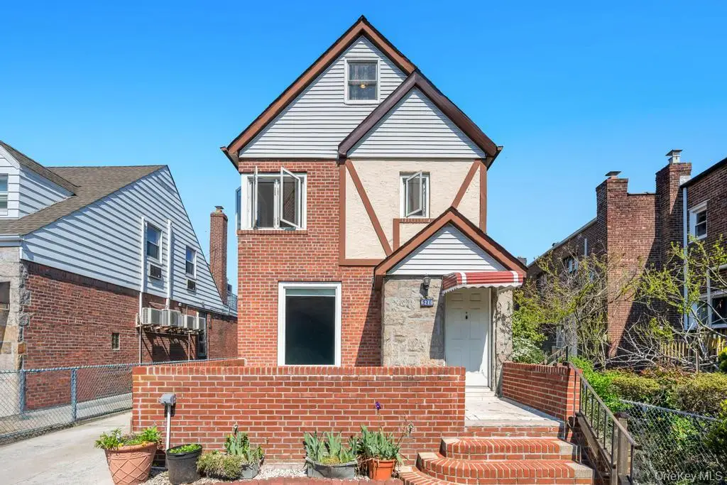 6210 Boelsen Crescent, Rego Park, NY 11374 - #1