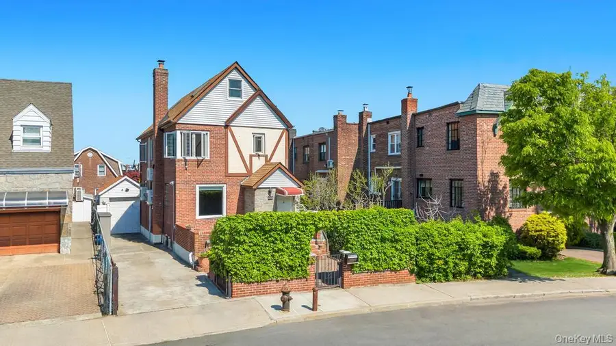 6210 Boelsen Crescent, Rego Park, NY 11374 - #2
