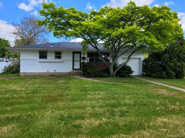 5 Thorpe Lane, East Islip, NY 11730