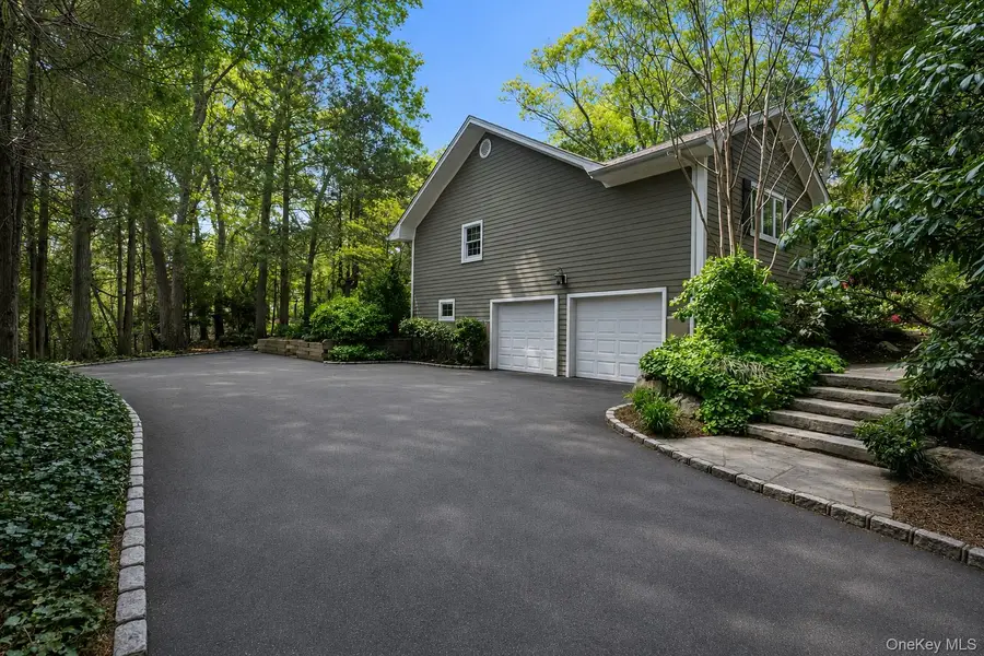 3 Carriage Court, Dix Hills, NY 11746 - #3