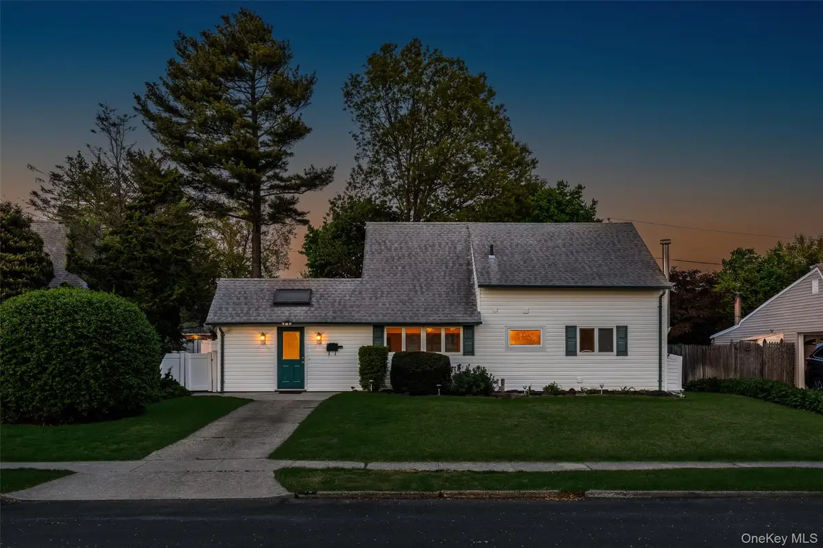 19 Palm Lane, Westbury, NY 11590 - #1