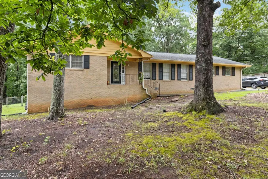 574 Horseshoe Circle Sw, Lilburn, GA 30047 - Image #2