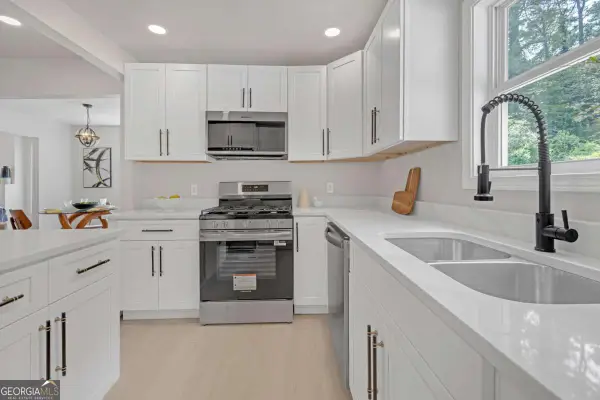 656 S Elizabeth Place Nw, Atlanta, GA 30318