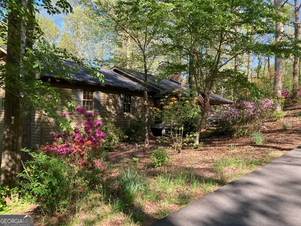 126 E Lake Drive, Roswell, GA 30075