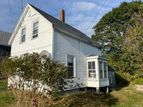 11 Cottage Street, Vinalhaven, ME 04863