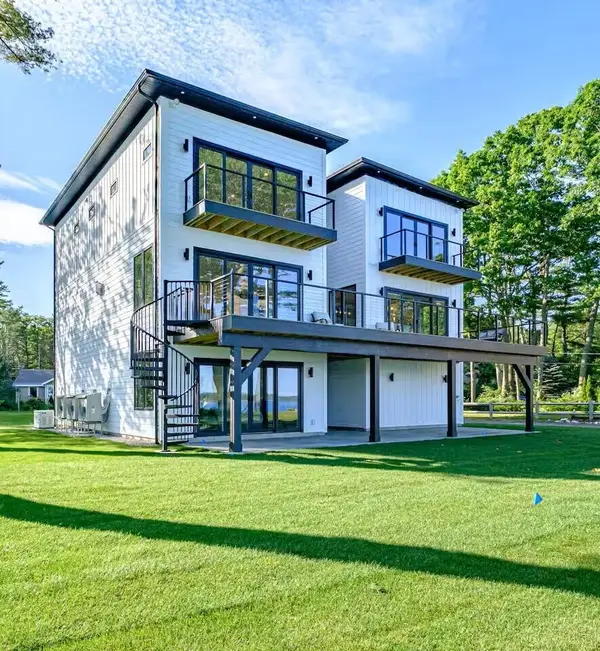 70 Maquoit Drive, Freeport, ME 04032