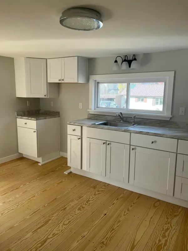8 5th Street, Mexico, ME 04257