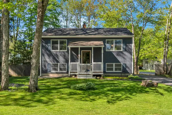 12 Wood Avenue, Topsham, ME 04086