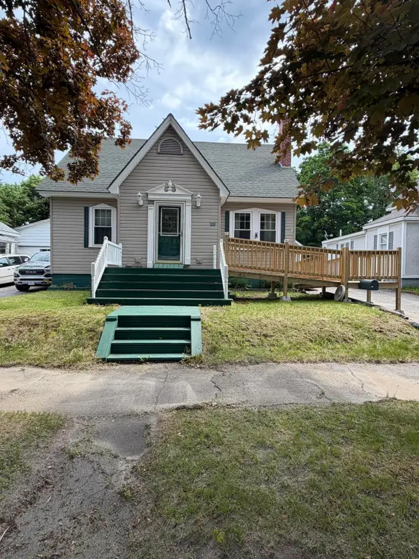 29 Somerset Street, Millinocket, ME 04462