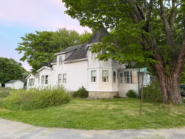 25 Pleasant Street, Vinalhaven, ME 04863