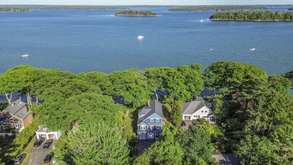 86 Maquoit Drive, Freeport, ME 04032