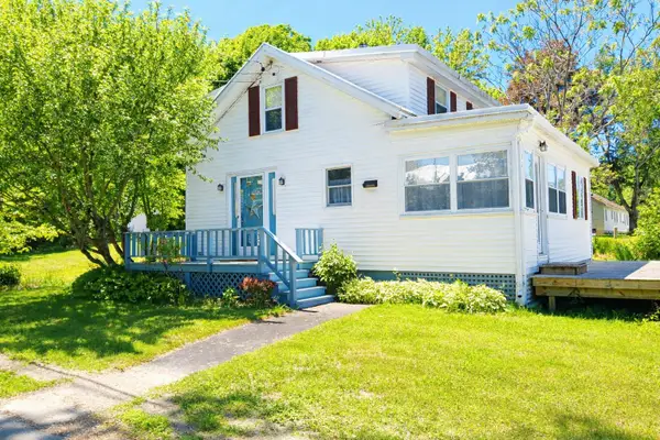 32 School Street, Belgrade, ME 04917