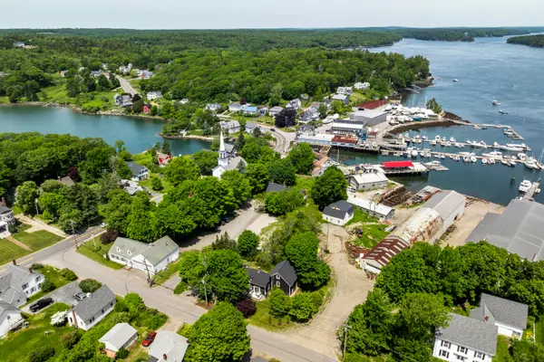 10 School Street, Boothbay, ME 04544