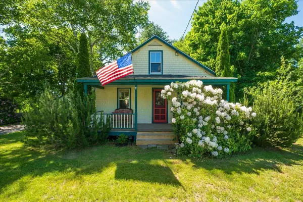 6 Thomas Street, Camden, ME 04843