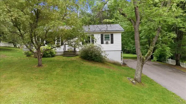 7 Boulder Avenue, Paris, ME 04281
