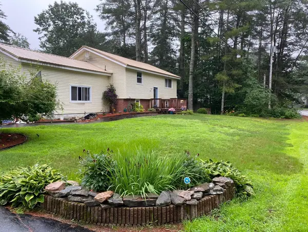 10 Pine Lane, Raymond, ME 04071