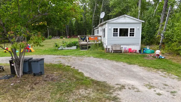 51 River Road, Detroit, ME 04929