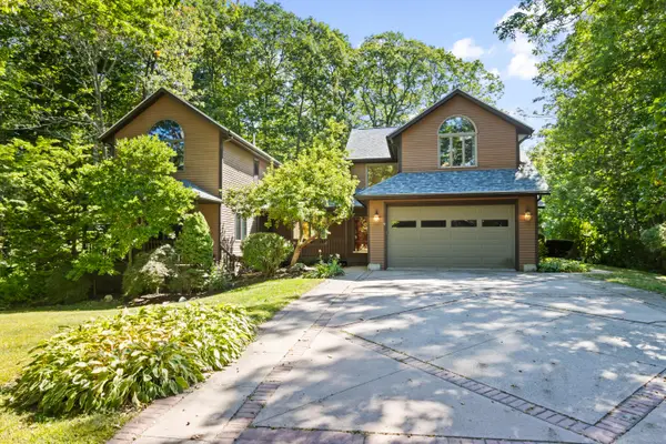 2 Robinhood Road, Cape Elizabeth, ME 04107