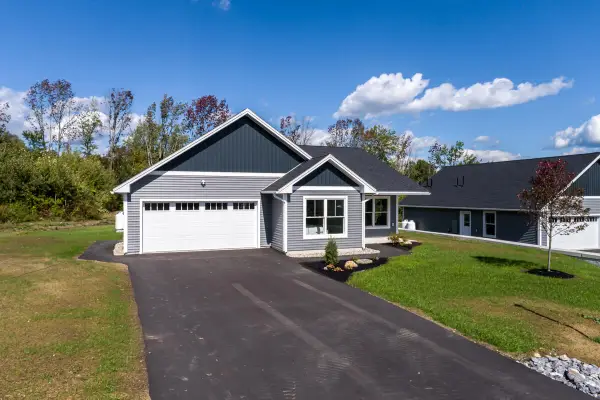 8 April Avenue, Monmouth, ME 04259
