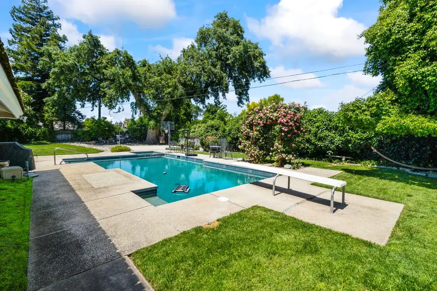 2433 Broadridge Way, Stockton, CA 95209 - Image #2