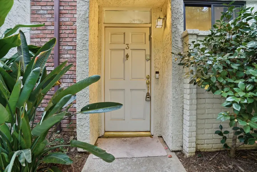 6540 Hayvenhurst Avenue #3, Van Nuys, CA 91406 - Image #2