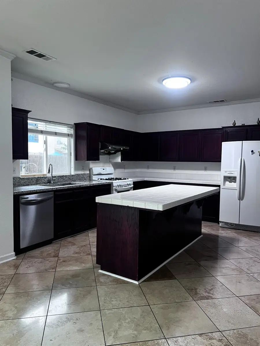 1950 W Rio Hondo Way, Hanford, CA 93230 - #2