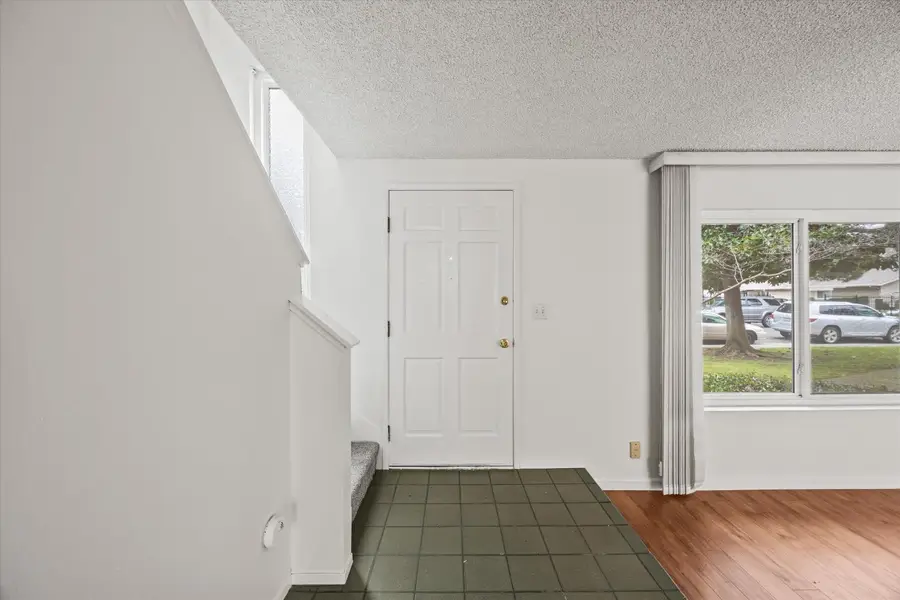 585 Leeward Way, Sacramento, CA 95831 - Image #2