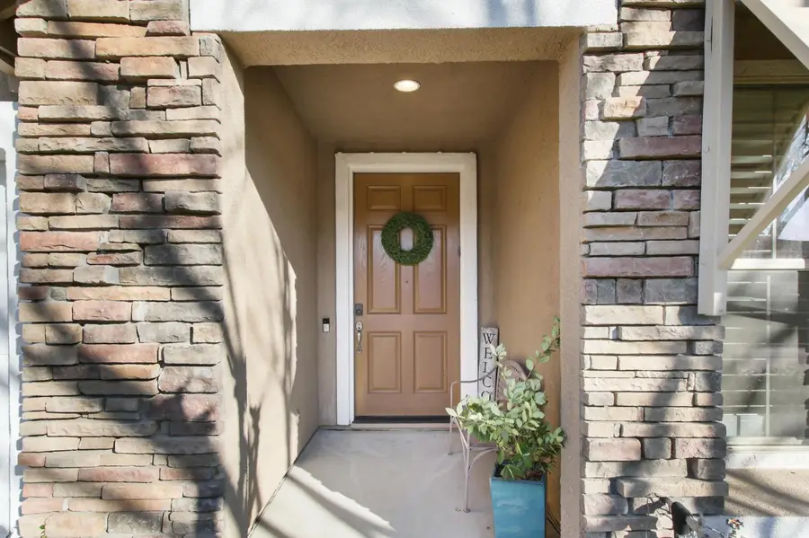 1047 Elsworth Way, Folsom, CA 95630 - Image #2