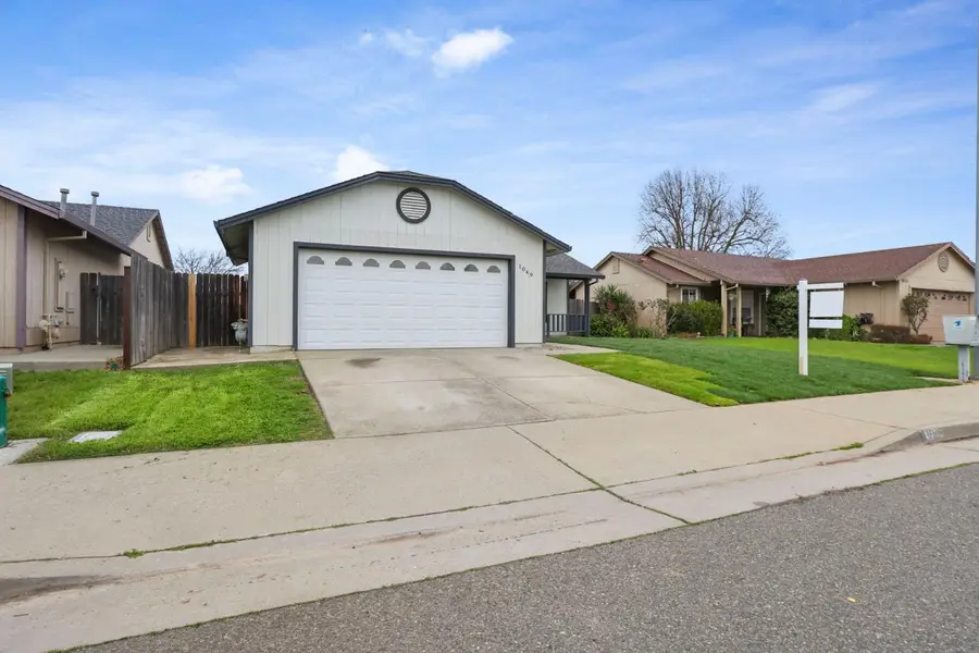 1049 Lake Park Avenue, Galt, CA 95632 - #2