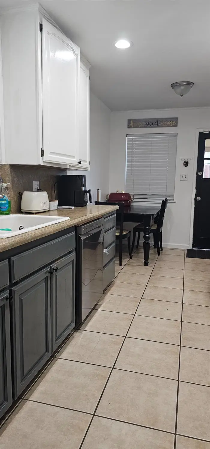 1525 Tiverton Avenue, Sacramento, CA 95822 - #3