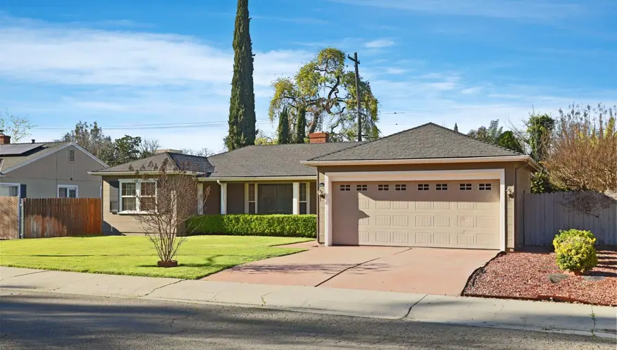 915 W Mariposa Avenue, Stockton, CA 95204 - #2