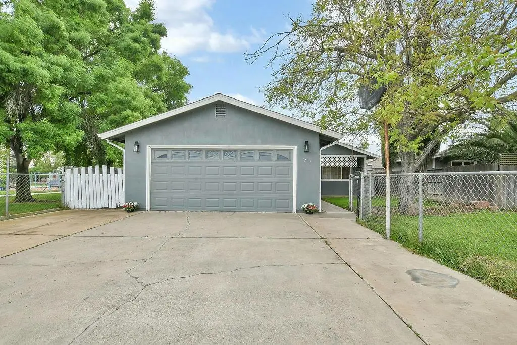 207 Park Avenue, Manteca, CA 95337 - #1