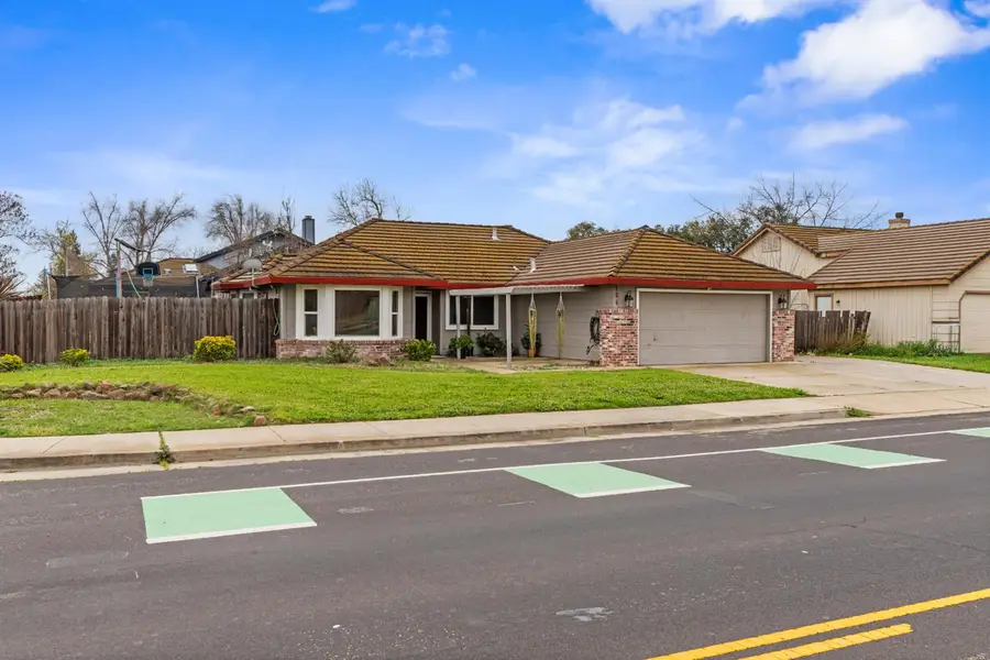 194 W Elm Avenue, Galt, CA 95632 - #2