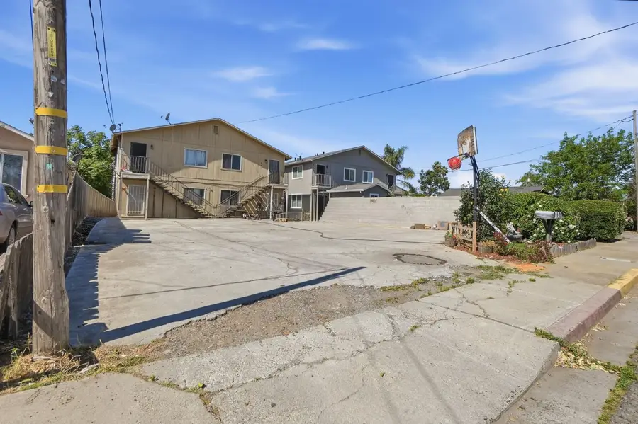 230 N 4th Avenue, Oakdale, CA 95361 - #2