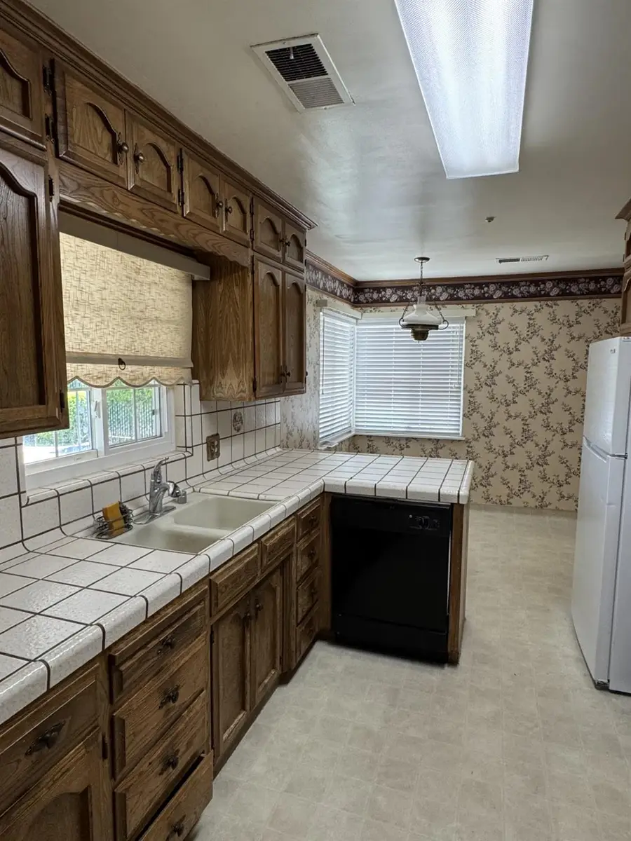 517 Fairview Avenue, Madera, CA 93637 - #2