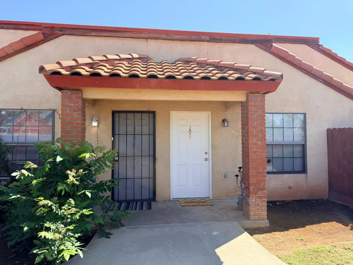 1405 E Cypress Avenue, Reedley, CA 93654 - #1