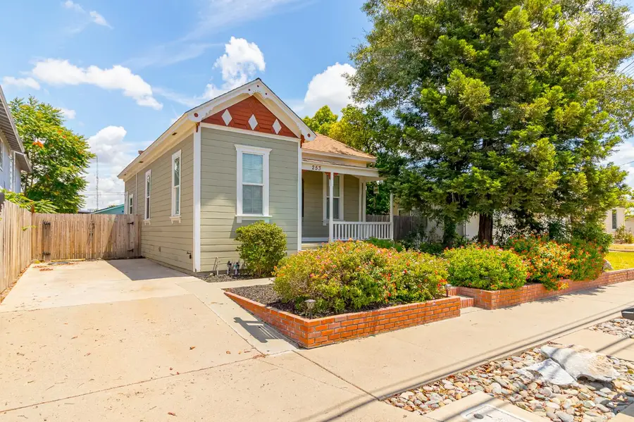 253 N 1st Avenue, Oakdale, CA 95361 - #2