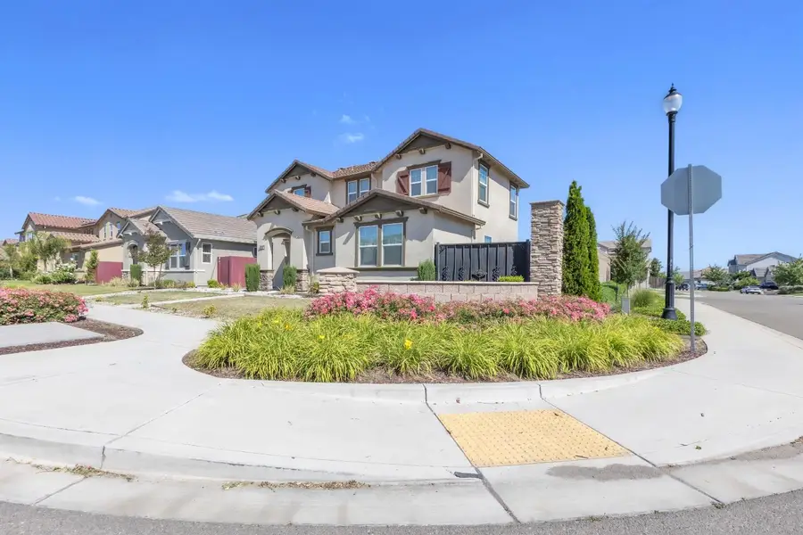 1807 W Woodward Avenue, Manteca, CA 95337 - #2