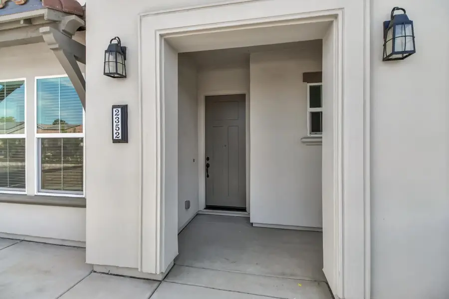 2352 Bronze Star Way, Sacramento, CA 95818 - #2