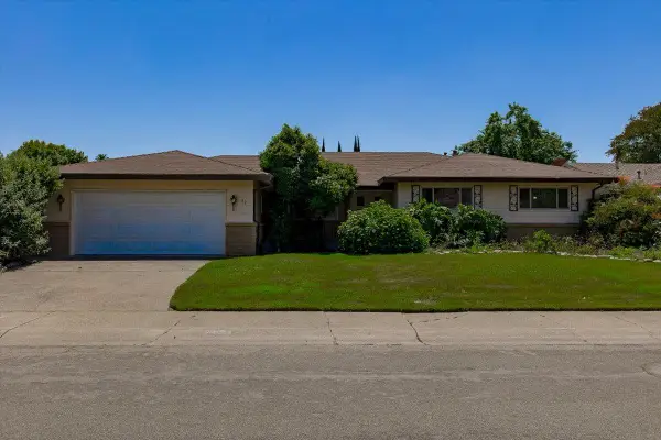 69 Springbrook Circle, Sacramento, CA 95831