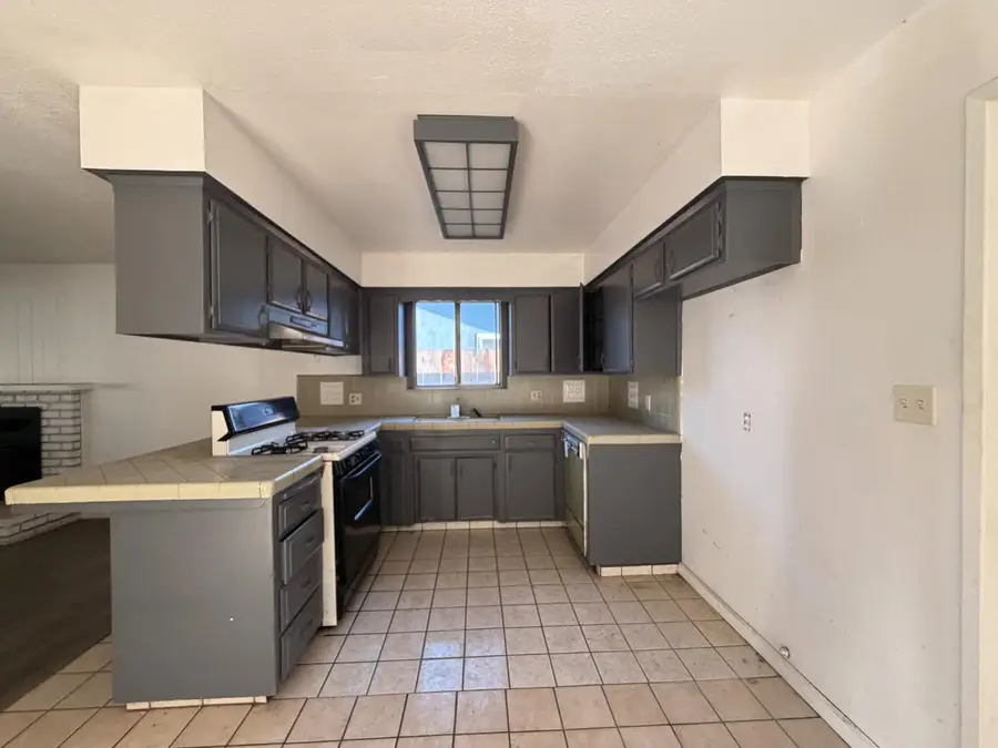 370 N Lindale Street, Porterville, CA 93257 - #2