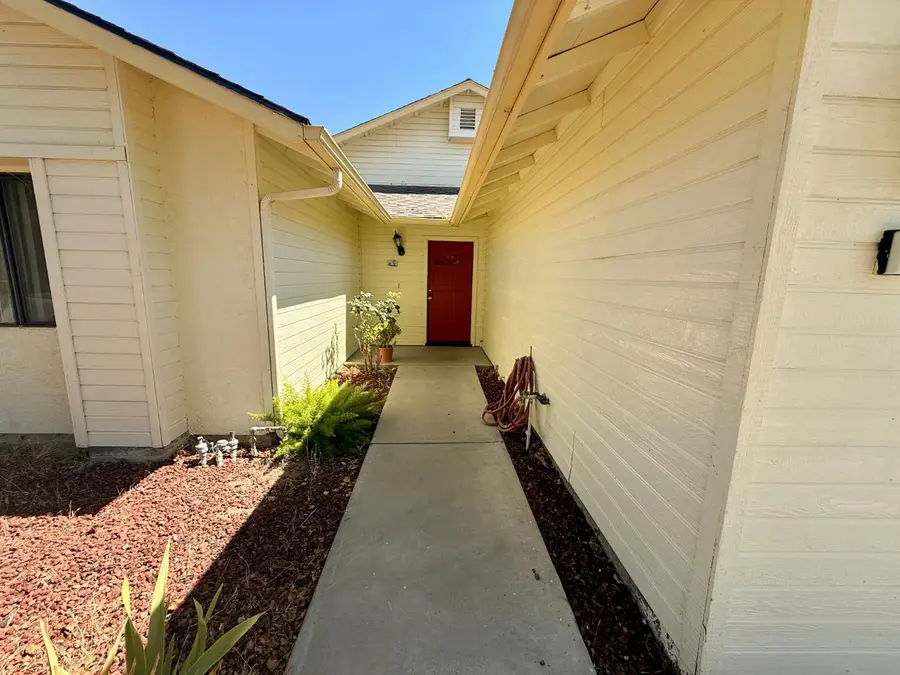 1666 Saltbrush Avenue, Coalinga, CA 93210 - #3
