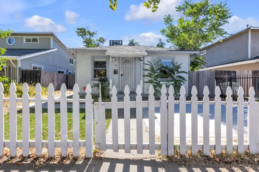 3211 32nd St, Sacramento, CA 95817 - #2