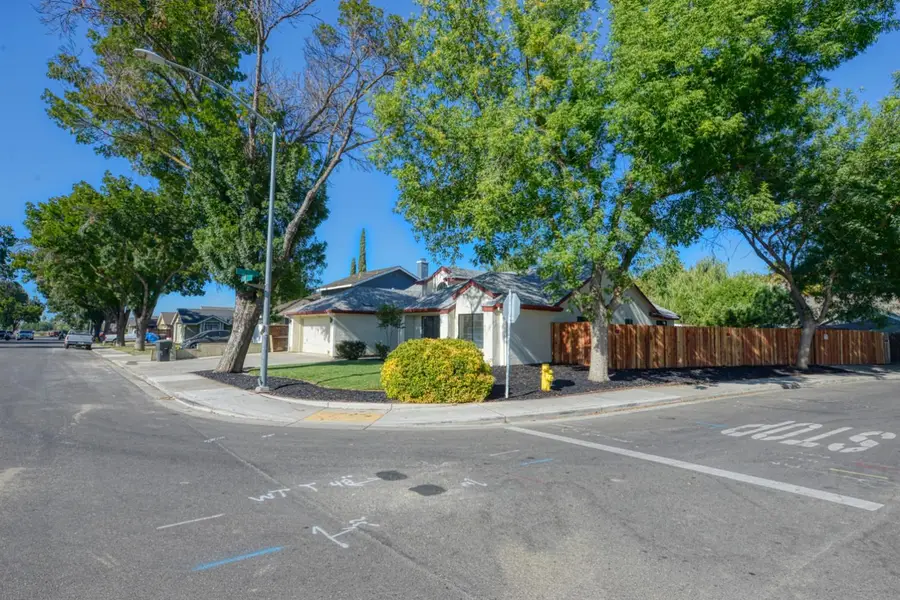 536 Clover Avenue, Patterson, CA 95363 - #3