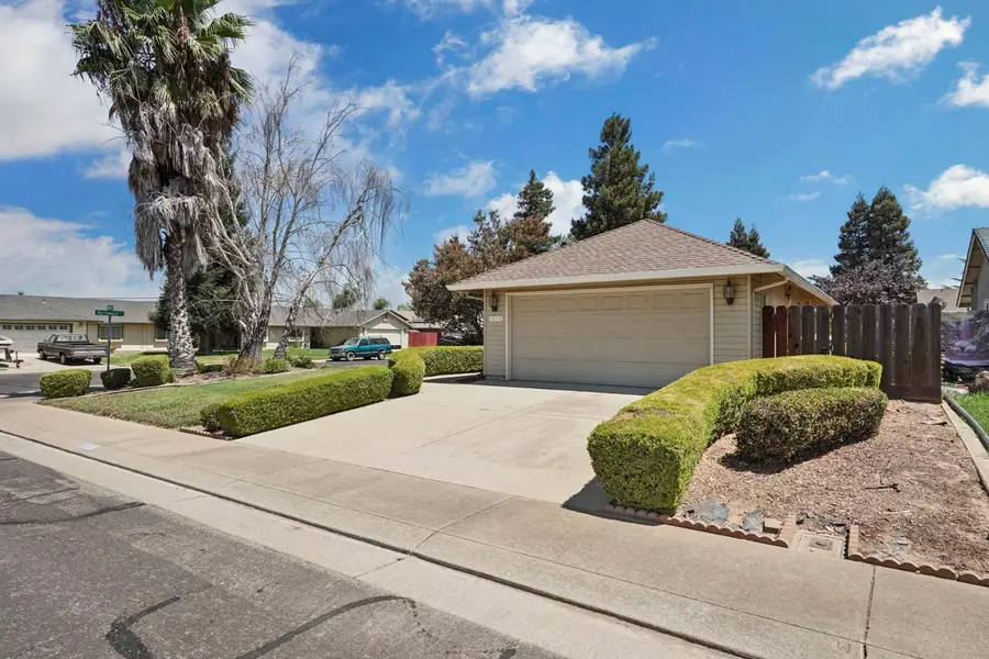 1374 Edgewood Avenue, Escalon, CA 95320 - #3