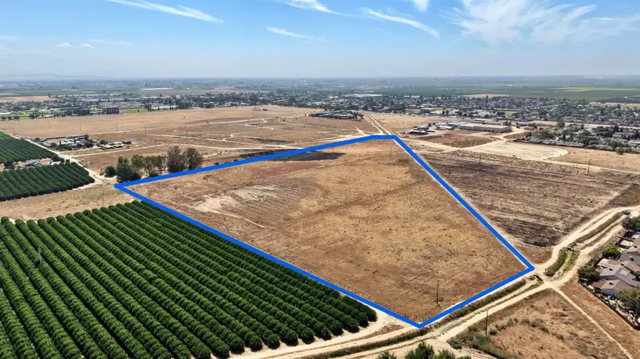 28 E South Avenue, Parlier, CA 93648 - #2