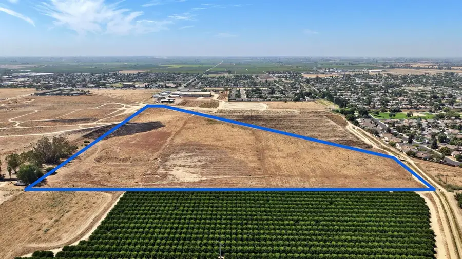 28 E South Avenue, Parlier, CA 93648 - #3